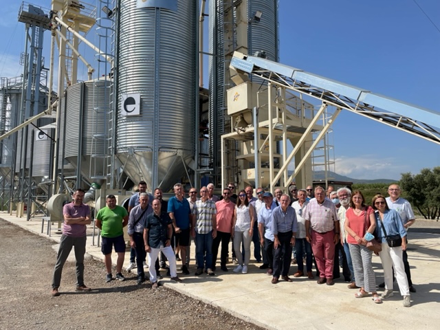 Imagen de la visita de la sectorial de frutos secos de la Federación de Cooperativas Agro-alimentarias de la CV al centro de frutos secos de la Cooperativa de Viver