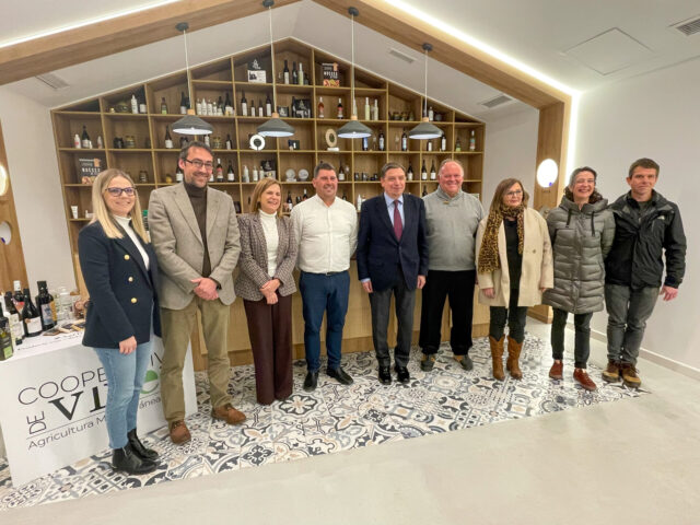 El ministro de agricultura, pesca y alimentación con el equipo de la Cooperativa de Viver durante su visita a las instalaciones