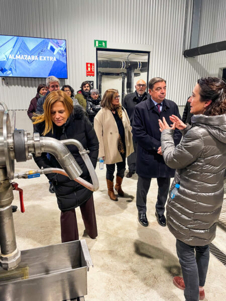 El ministro de agricultura, pesca y alimentación con el equipo de la Cooperativa de Viver durante su visita a las instalaciones