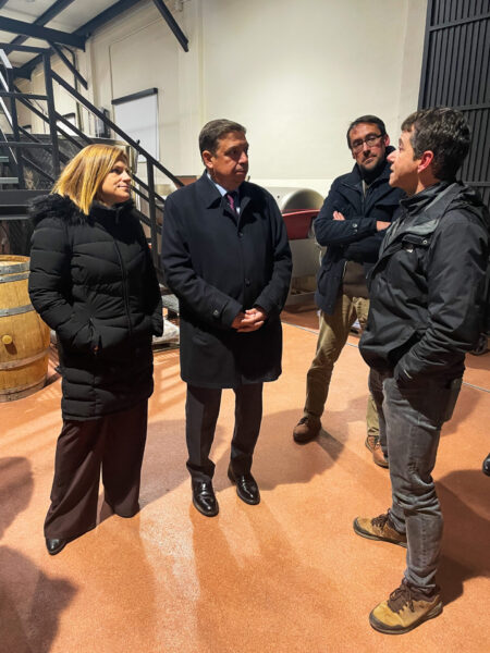 El ministro de agricultura, pesca y alimentación con el equipo de la Cooperativa de Viver durante su visita a las instalaciones