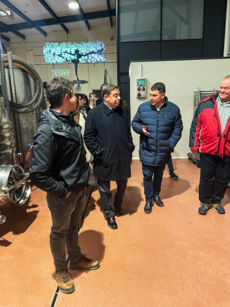 El ministro de agricultura, pesca y alimentación con el equipo de la Cooperativa de Viver durante su visita a las instalaciones