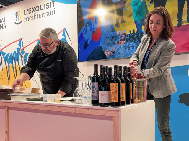 Chef Pedro Montolio y Cati Corell de la Cooperativa de Viver durante el showcooking en el stand de l'Exquisit Mediterrani en Madrid Fusión 2023