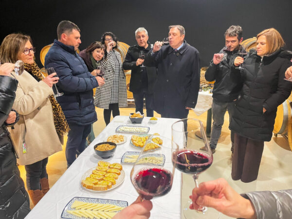 El ministro de agricultura, pesca y alimentación con el equipo de la Cooperativa de Viver durante su visita a las instalaciones