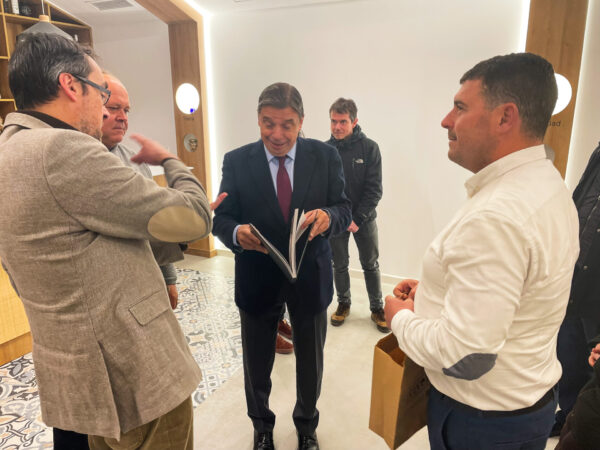 El ministro de agricultura, pesca y alimentación con el equipo de la Cooperativa de Viver durante su visita a las instalaciones