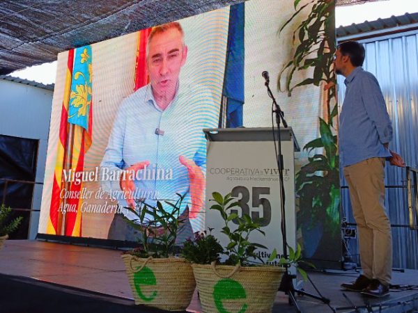 El conseller de Agricultura, Miguel Barrachina, durante su mensaje de felicitación en el acto de celebración del 35 aniversario de la Cooperativa de Viver