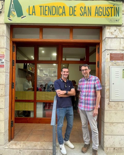 Daniel Riera, alcalde de San Agustín (izda.), y Fernando Marco, director de la Cooperativa de Viver (dcha.) durante la inauguración de la tiendica del municipio