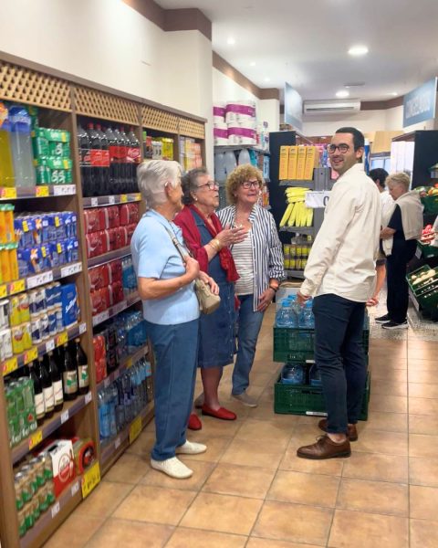 Nico compartiendo impresiones con algunas clientes durante la inauguarción de la tiendica de San Agustín