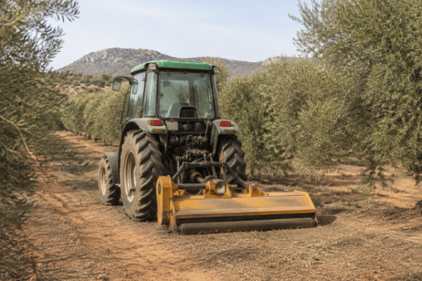 Maquinaria agrícola en una finca de olivos Maquinaria agrícola en una finca de olivos